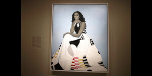 Gemälde von Michelle Obama, sie sitzt in einem Kleid mit langem, hellen Rock auf einem Stul