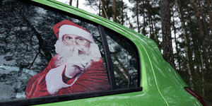 Ein Weihnachtsmann-Aufkleber an einem Autofenster.