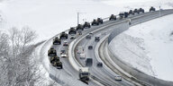 Russische Panzer auf einer Autobahn