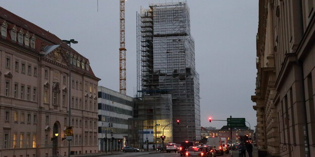 Blick über die Breite Straße in Potsdam mit der Baustelle für den Wiederaufbau des Turms der Garnisonkirche