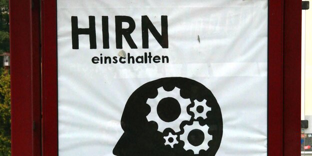 Plakat mit der Botschaft: „Hirn einschalten, Rassismus ausschalten“ Plakat mit der Botschaft: „Hirn einschalten, Rassismus ausschalten“