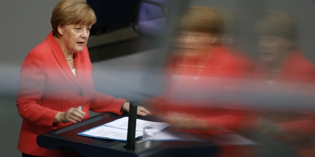 Angela Merkel im Bundestag, ihr Bild wird gespiegelt Angela Merkel im Bundestag, ihr Bild wird gespiegelt