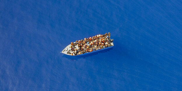 Ein kleines mit Menschen überfülltes Boot.