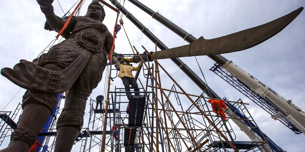 Die Statue von König Ram Khamhaeng wird abgebaut Die Statue von König Ram Khamhaeng wird abgebaut