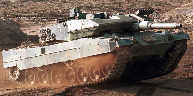 Ein Panzer fähr auf einem Übungsgelände. Ein Panzer fähr auf einem Übungsgelände.
