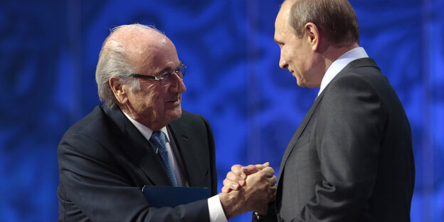 Sepp Blatter und Wladimir Putin geben sich die Hände Sepp Blatter und Wladimir Putin geben sich die Hände