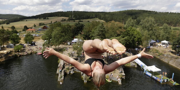 Eine Frau beim High Diving über einem tschechischen See Eine Frau beim High Diving über einem tschechischen See