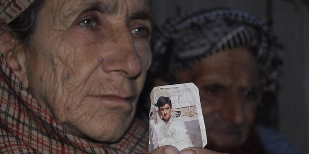 Die Mutter von Shafqat Hussain hält ein Bild ihres Sohns Die Mutter von Shafqat Hussain hält ein Bild ihres Sohns
