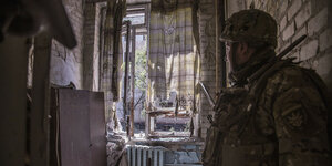 Soldat in einer zerstörten Wohnung