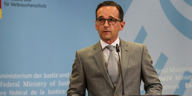 Heiko Maas hinter einem Mikrophon Heiko Maas hinter einem Mikrophon