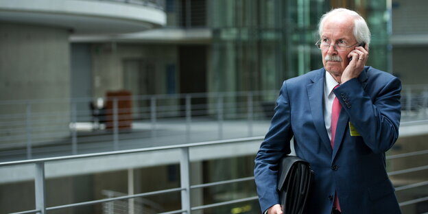 Herr Range telefoniert mit einem Handy Herr Range telefoniert mit einem Handy