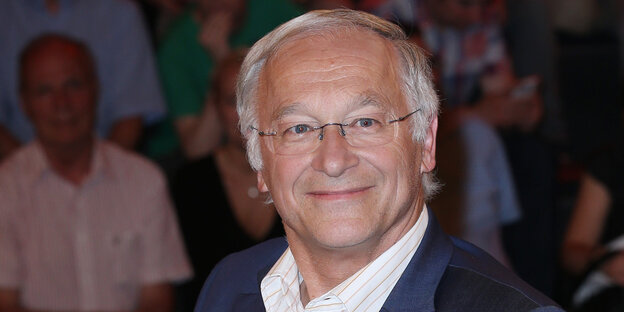 Mann mit weißen Haaren und Brille lächelt gütig Mann mit weißen Haaren und Brille lächelt gütig