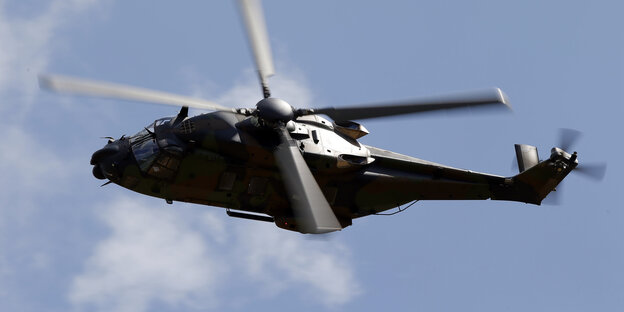 Ein Hubschrauber fliegt Ein Hubschrauber fliegt