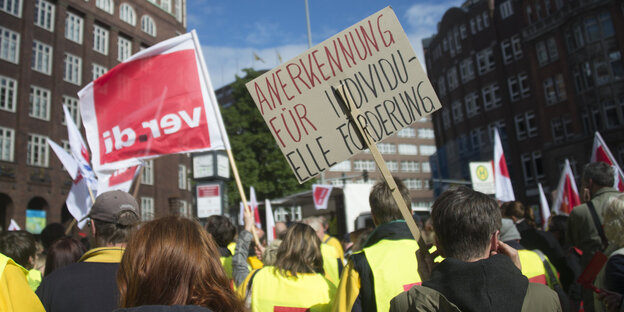 Menschen in gelben Westen mit Plakaten Menschen in gelben Westen mit Plakaten