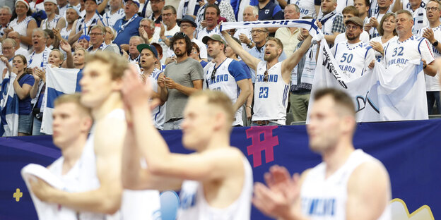Basketballspieler aus Finnland bei der Europameisterschaft in Prag