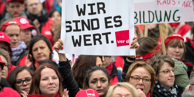 Demonstrierende Erzieherinnen mit Plakat: "Wir sind es wert" Demonstrierende Erzieherinnen mit Plakat: "Wir sind es wert"
