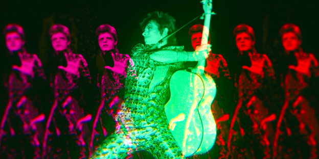 David Bowie in Grün, Rot und Pink bei einem "Ziggy Stardust"-Auftritt.