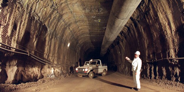 Klaus Schweike kontrolliert in 850 Meter Tiefe die Decke der Erkundungsstrecke, die zu einer Endlagerkammer für schwach- und mittelradioaktiven Abfall ausgebaut werden soll. Klaus Schweike kontrolliert in 850 Meter Tiefe die Decke der Erkundungsstrecke, die zu einer Endlagerkammer für schwach- und mittelradioaktiven Abfall ausgebaut werden soll.