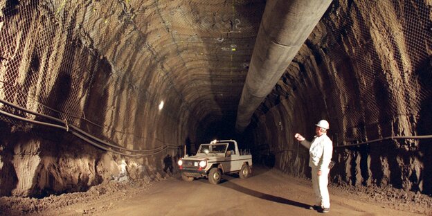 Klaus Schweike kontrolliert in 850 Meter Tiefe die Decke der Erkundungsstrecke, die zu einer Endlagerkammer für schwach- und mittelradioaktiven Abfall ausgebaut werden soll.