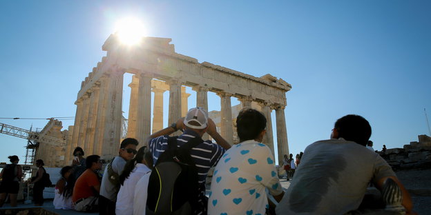 Touristen vor der Akropolis in Athen