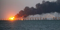 Die Brücke zur Krim brennt an einer Stelle lichterloh. Schwarzer Rauch breitet sich aus