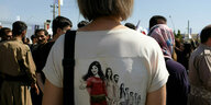 Eine Frau hat das Portrait von Mahsa Amina auf ihr T-shirt gedruckt