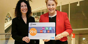 Das Bild zeigt Franziska Giffey (SPD) und Bettina Jarasch (Grüne) mit einem vergrößerten 29-Euro-Ticket.