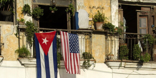 Die Flaggen Kubas und der USA hängen von einem Balkon Die Flaggen Kubas und der USA hängen von einem Balkon