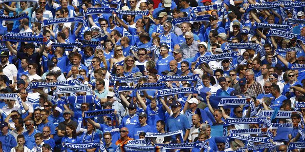 Ein blaues Meer: die Fans des SV Darmstadt 98 Ein blaues Meer: die Fans des SV Darmstadt 98