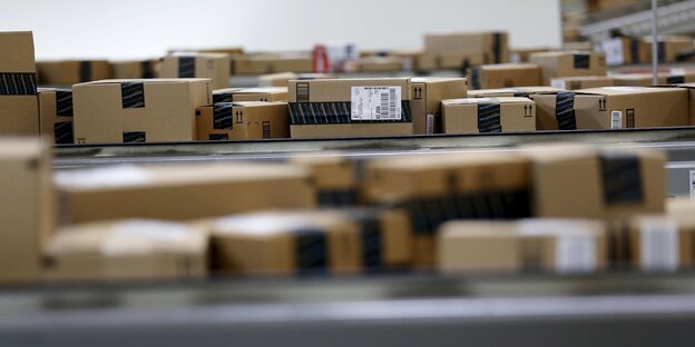 Amazon-Pakete vor der Auslieferung Amazon-Pakete vor der Auslieferung