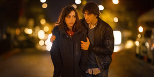 Suzanne Joannet als "Mila" und Ben Attal als "Alexandre" im Dunkeln auf einer Straße