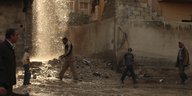 Menschen laufen durch Trümmer im syrischen Duma.