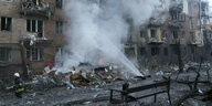 Feuerwehrleute in Kiew löschen einen Brand nach russischem Beschuss.