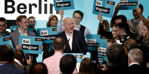 Kai Wegner steht umringt von Parteifreunden