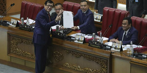 Eine Nahaufnahme von mehreren Abgeordneten im indonesischen Parlament