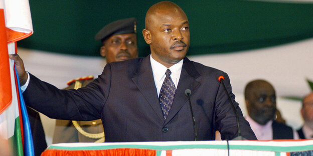 Nkurunziza steht an einem Rednerpult. Nkurunziza steht an einem Rednerpult.