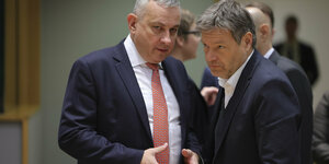 Das Bild zeigt Wirtschaftsminister Robert Habeck und die EU-Energieminister in Brüssel.