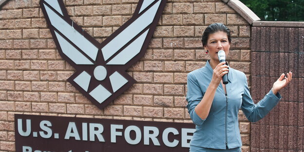 Sahra Wagenknecht steht vor einem Emblem der U.S. Air Force in Ramstein Sahra Wagenknecht steht vor einem Emblem der U.S. Air Force in Ramstein