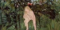 Eine Mutter mit Baby steht vor einem gemalten Dschungel