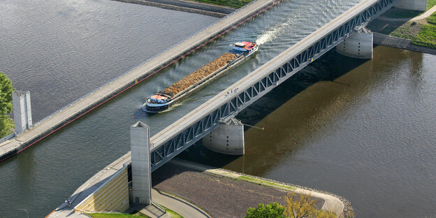 Die Trogbrücke bei Magdeburg Die Trogbrücke bei Magdeburg