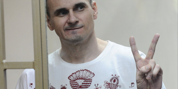 Oleg Senzow zeigt mit seiner linken Hand das Victory-Zeichen Oleg Senzow zeigt mit seiner linken Hand das Victory-Zeichen