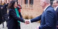 Das Foto zeigt Bettina Jarasch von den Grünen und Kai Wegner von der CDU beim ersten Sondierungsgespräch ihrer Parteien im Berliner Stadtteil Schöneberg