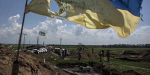 Zerschlissene ukrainische Nationalflagge