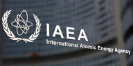 Das Bild zeigt den Schriftzug und das Logo der IAEA.