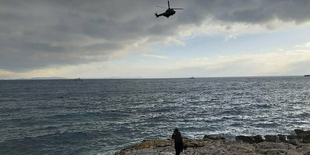 Hubschrauber über die Ägäis in der Nähe der Insel Lesbos
