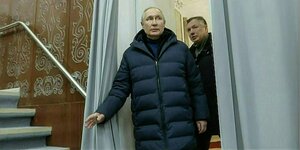 Wladimir Putin im Windermantel bei seiner Reise auf die besetzte Krim