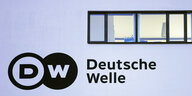 Fenster und Schriftzug der Deutschen Welle auf einer weißen Wand
