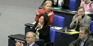 Abgeordnete der Partei Die Linke sitzen im Bundestag und klatschen