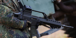 Ein Soldat hält ein G36 in der Hand