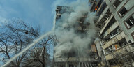 Ein brennedes zerstörtes Gebäude
